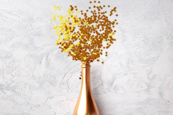 Champagne fles met confetti platte lay bovenaanzicht — Stockfoto