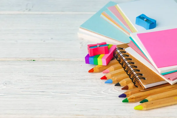 Lápices de color en la mesa de madera de cerca — Foto de Stock