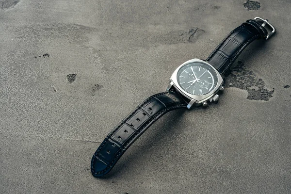 暗いコンクリート表面上の男性機械式時計 — ストック写真
