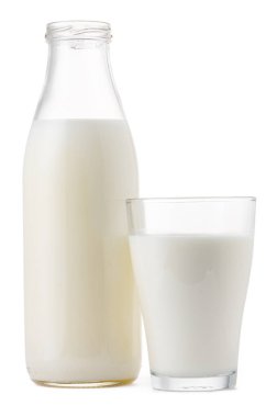 Cam bardak ve taze süt izole edilmiş.