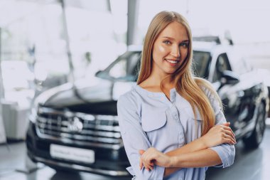 Genç bayan yeni bir araba alacak.