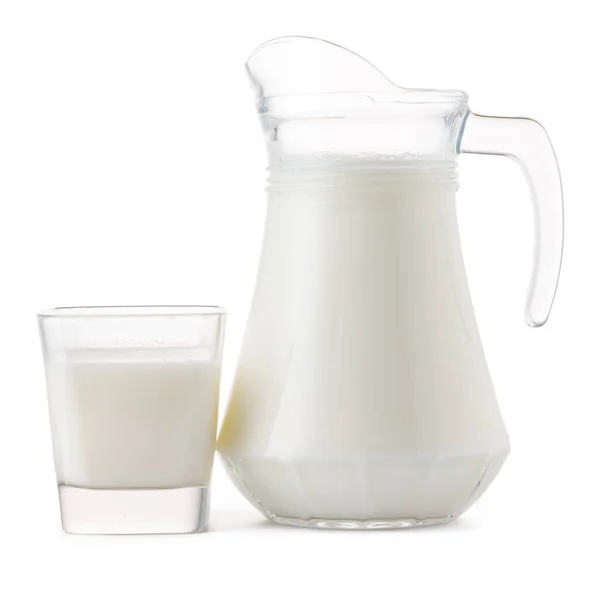 Glas und Tasse mit frischer Milch isoliert — Stockfoto