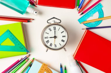 Okula geri dönme zamanı geldi. Kırtasiye ve alarm saati
