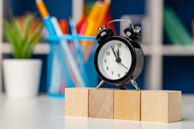 Kopya alanı ve alarm saati olan dört tahta küp