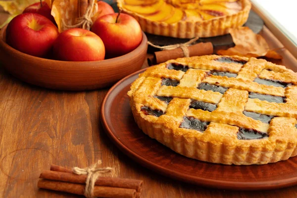 Крупный план домашнего традиционного сладкого осеннего малинового пирога на деревянном столе — стоковое фото