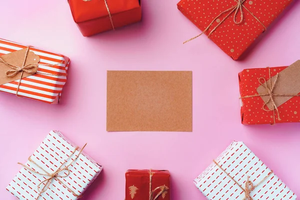 Decorações festivas de Natal com espaço de cópia no fundo rosa — Fotografia de Stock