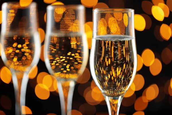 Närbild foto av Champagne glasögon mot bokeh bakgrund — Stockfoto