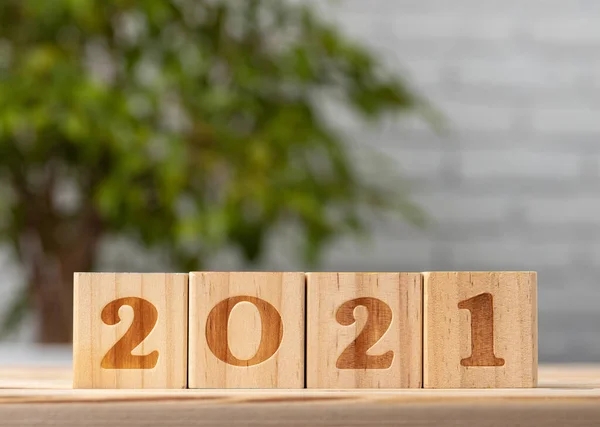 Cubos de madera con año 2021 en mesa de trabajo — Foto de Stock