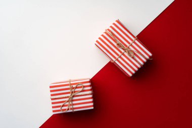 Noel hediyeli güzel kırmızı beyaz kompozisyon