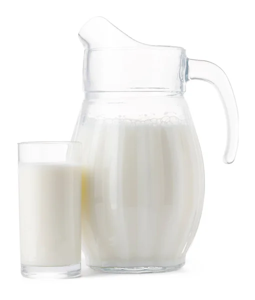 Słoik szklany i szklanka świeżego mleka izolowane — Zdjęcie stockowe