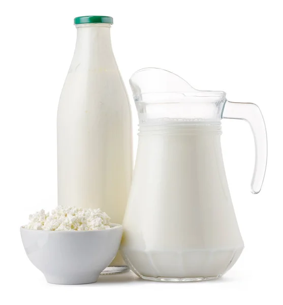 Świeże przetwory mleczne, mleko i sery wiejskie izolowane na białym — Zdjęcie stockowe