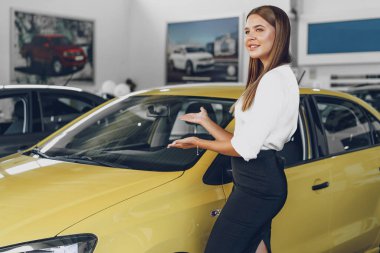 Genç bayan yeni bir araba alacak.