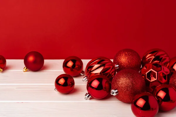 Bande de boules de Noël rouges sur fond rouge — Photo