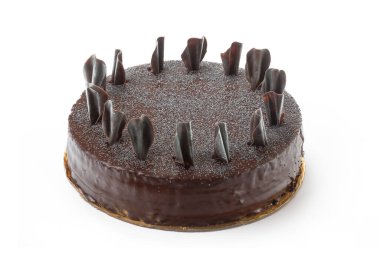 Beyaz arkaplanda izole edilmiş tek çikolatalı pasta