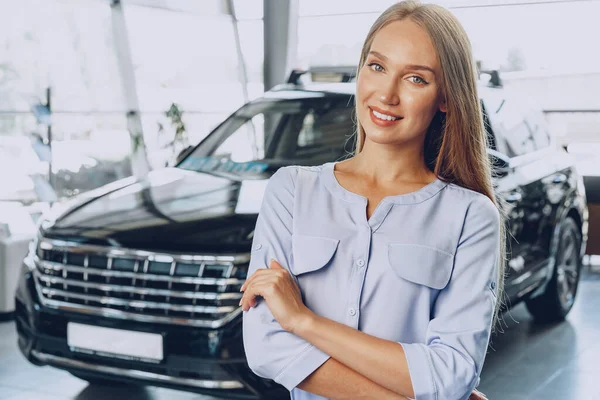 Giovane donna controllando una nuova auto che sta per comprare — Foto Stock