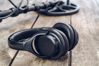 Tahta üzerinde metal dedektör aracı kapat