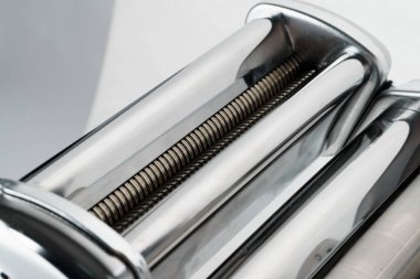 Makarna pişirme aygıtı beyaza izole edildi