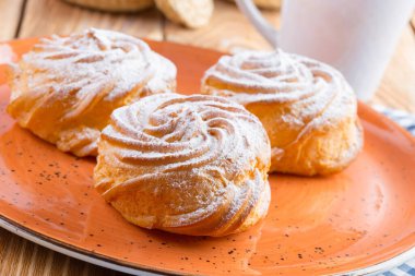 Küçük Fransız kurabiyeleri şeker tozlu kar rolleri