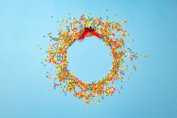 Bola de Navidad hecha de confeti sobre fondo azul plano — Foto de Stock