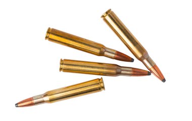 Metal kartuşlar beyaz arkaplanda izole edildi. Yakın plan
