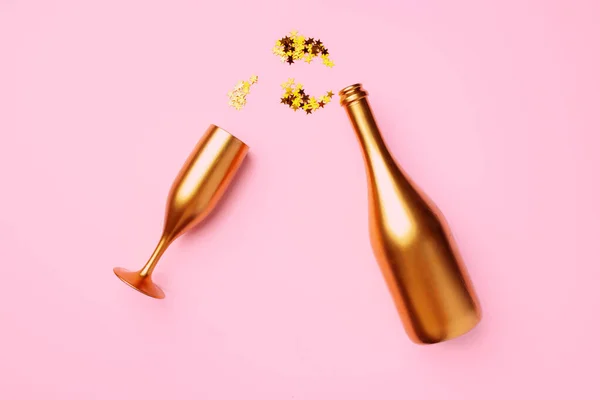 Champagnerflasche mit Konfetti flach liegend von oben — Stockfoto