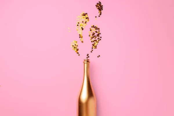 Champagne fles met confetti platte lay bovenaanzicht — Stockfoto