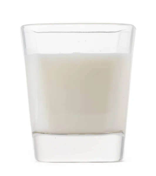 Beyaz arkaplanda izole edilmiş bir bardak süt — Stok fotoğraf