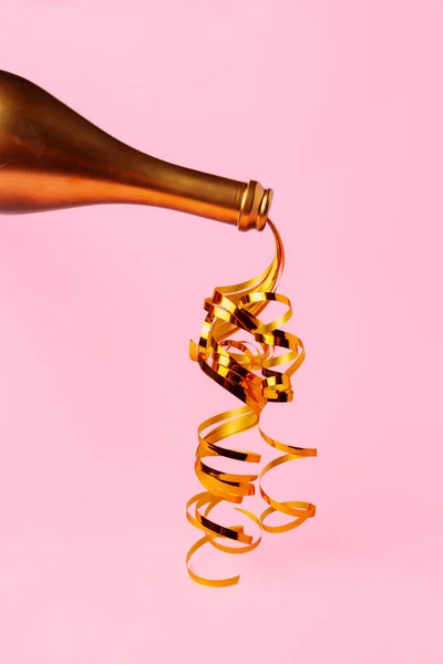 Champagnerflasche mit Luftschlangen flach liegend von oben — Stockfoto