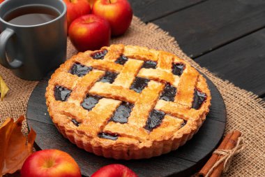 Ev yapımı geleneksel sonbahar tatlısı ahudududulu turtayı ahşap masaya yakın tut.