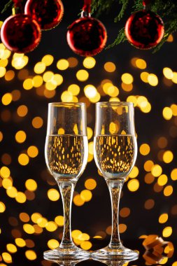İki kadeh şampanya ve Bokeh Light arka planda Noel mücevherleri.