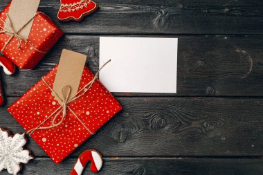 Noel hediyesi ve ahşap arka planda neşeli zencefilli kurabiye.