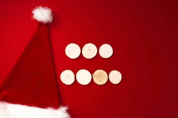 Santa Claus klobouk na červeném pozadí horní pohled — Stock fotografie