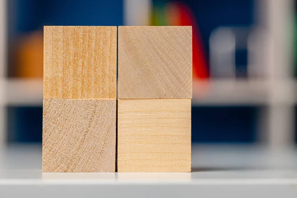 Cubos de madeira em branco com espaço de cópia para o seu design na mesa de trabalho do escritório — Fotografia de Stock