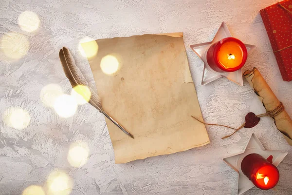 Винтажное письмо в стиле Санта-Клауса с рождественскими украшениями — стоковое фото