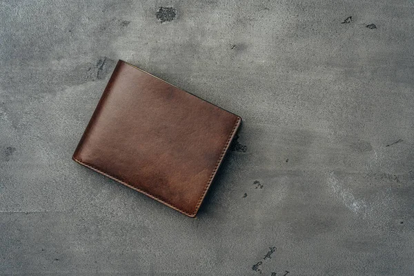 暗い背景に新しい茶色の革財布 — ストック写真