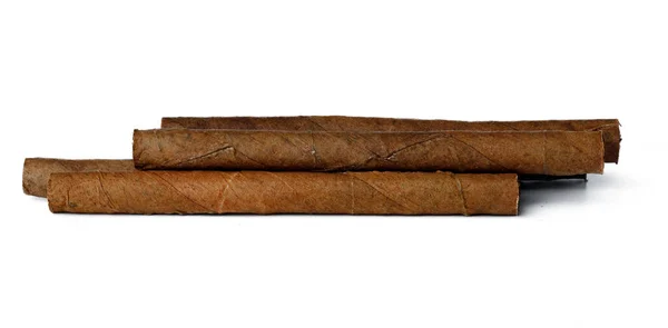 Ett gäng handrullade cigarrer isolerade på vitt — Stockfoto
