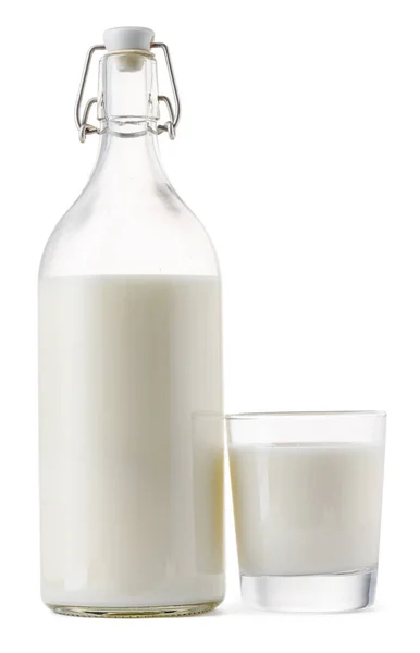 Geschlossene Glasmilchflasche isoliert auf weißem Hintergrund — Stockfoto