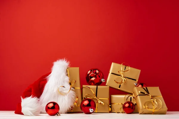 Kerstcadeau dozen tegen rode achtergrond vooraanzicht — Stockfoto