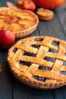 Ev yapımı geleneksel sonbahar tatlısı ahudududulu turtayı ahşap masaya yakın tut.