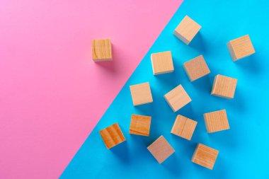 Pembe ve mavinin üstündeki tahta blokların en üstteki görüntüsü