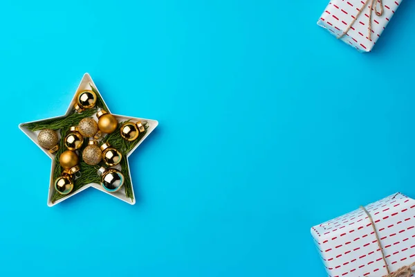 Placa en forma de estrella con adornos dorados sobre fondo azul —  Fotos de Stock