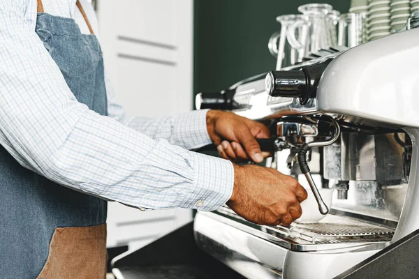 Hombre irreconocible barista preparando café en la máquina de café profesional — Foto de Stock