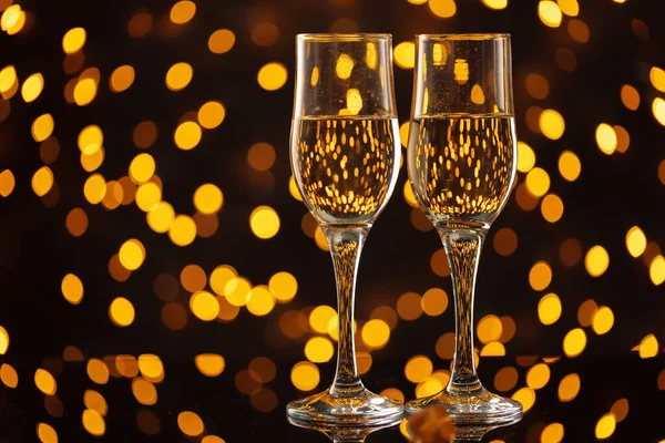Dvě sklenice šampaňského na pozadí bokeh světla — Stock fotografie