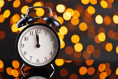 Bulanık çelenklere karşı alarmlı yeni yıl arifesi kavramı