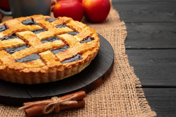 Gros plan de tarte à la framboise traditionnelle d'automne sur une table en bois — Photo