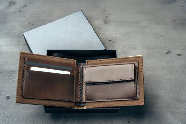 Koyu arkaplanda yeni kahverengi deri cüzdan