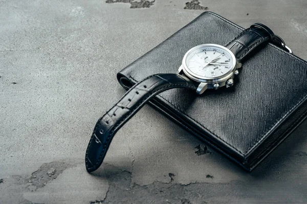 Relógio masculino e carteira de couro na superfície cinza escuro — Fotografia de Stock