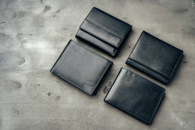 Gri beton arka planda erkek deri cüzdanları