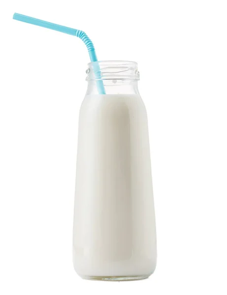 Coppa di vetro di latte con una cannuccia isolata su bianco — Foto Stock