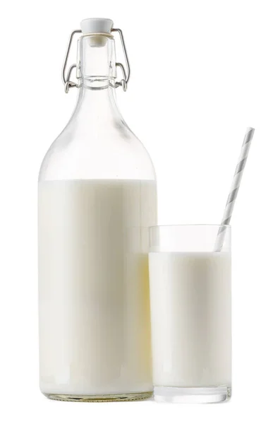 Bottiglia di vetro e tazza di latte fresco isolato — Foto Stock